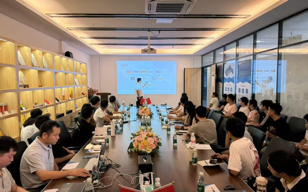 集团成功举办《一伙人智慧》专题培训 何总亲授团队成长之道